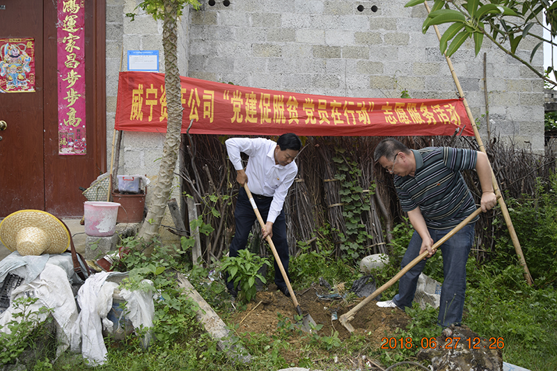 一幫一聯(lián)結(jié)隊(duì)樹(shù)植樹(shù)組，組員幫助2戶幫扶貧困戶在房前屋后閑置土地上種植果樹(shù)，為鄉(xiāng)村建設(shè)增添一抹綠色，進(jìn)一步美化村容村貌。.JPG